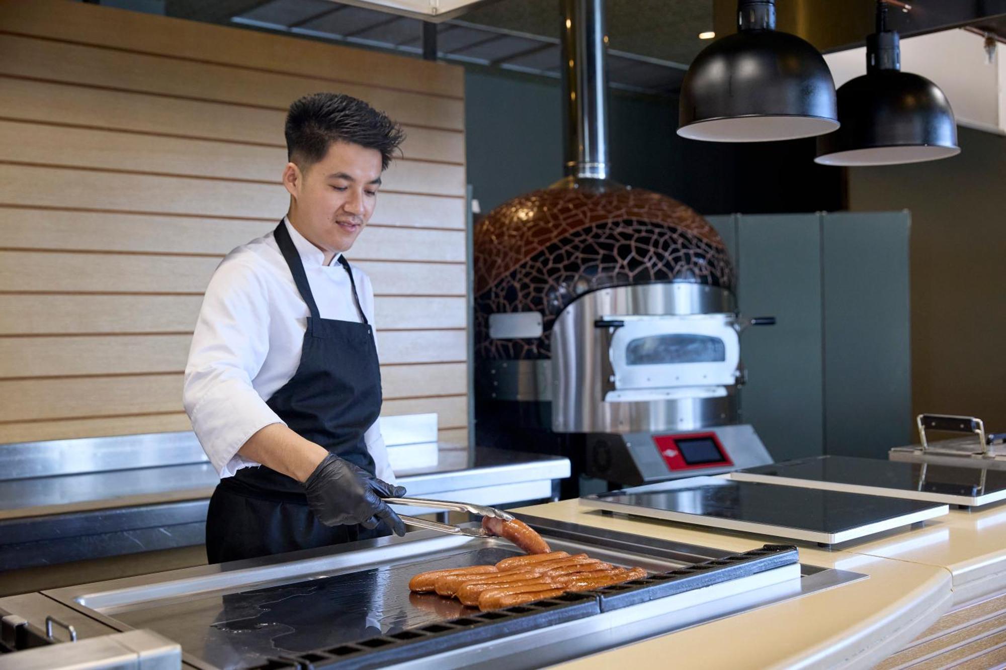 Hotel Dolce By Wyndham Athens Attica Riviera Vravrona Exterior foto A chef preparing food
