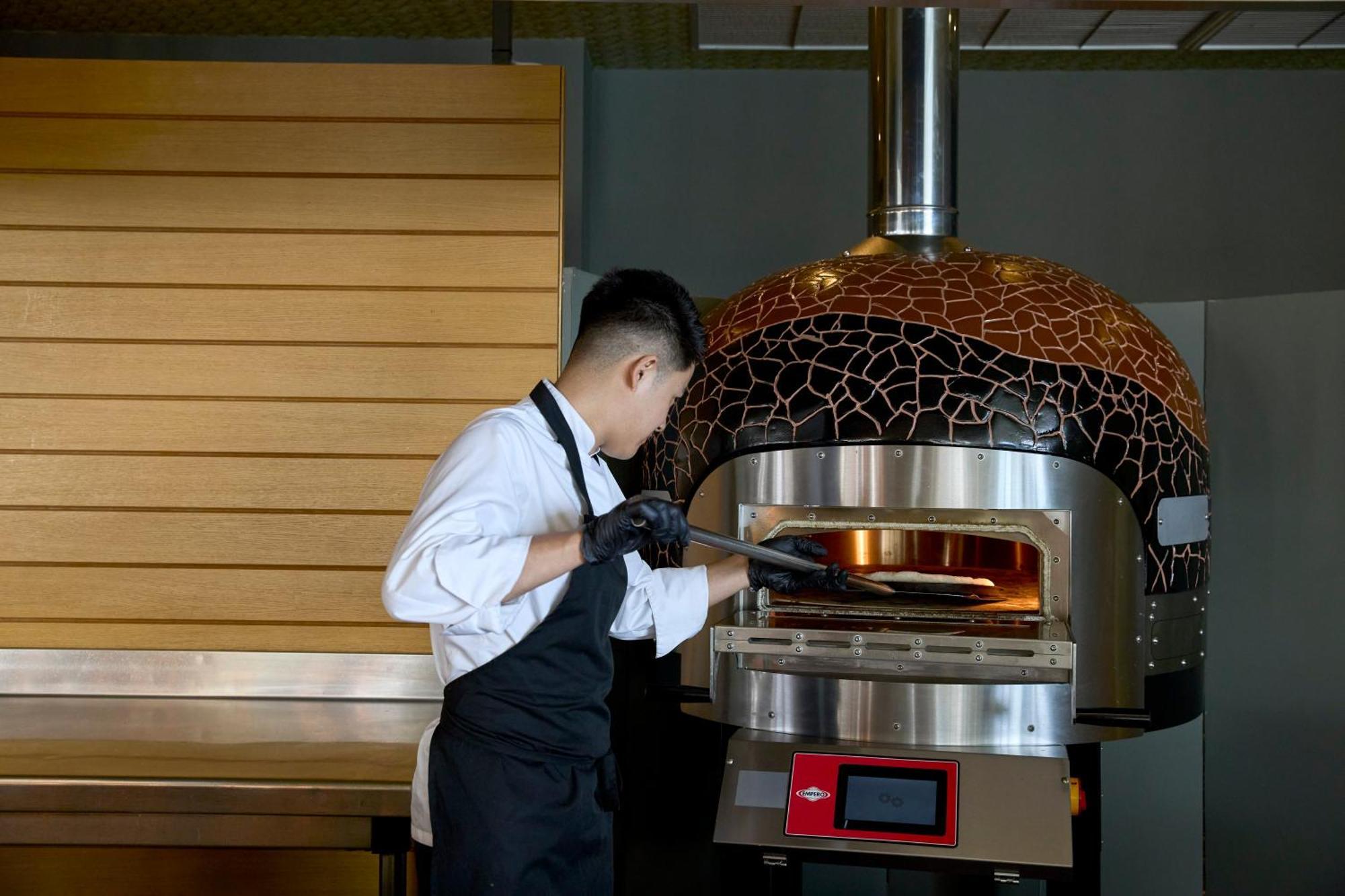 Hotel Dolce By Wyndham Athens Attica Riviera Vravrona Exterior foto A pizzaiolo in action